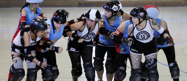 El Roller Derby combinó belleza con la destreza | Los golpes con las manos, jalones de pelo, codazos y las zancadillas están prohibidos en el Roller Derby. FOTO JAIME PÉREZ