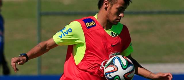 Por lesión, Álex pone a sufrir a Inglaterra | Neymar tiene la gran confianza de todos sus compañeros que hablan maravillas de él. FOTO AP