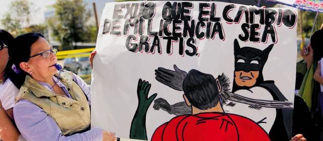 Gobierno definió estrategia de "pico y placa" para licencias de conducción | En Bogotá protestaron por el cobro de las licencias de conducción. FOTO COLPRENSA