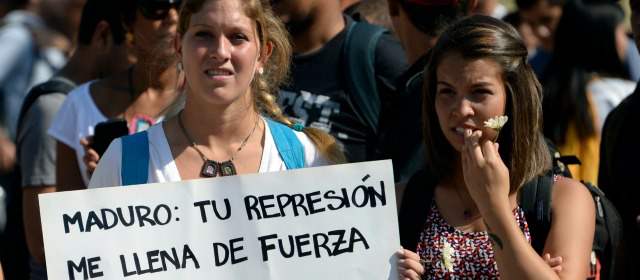 Artistas exigen paz en Venezuela; Maduro expulsa periodistas de CNN | Los estudiantes advirtieron que permanecerán en las calles hasta que Maduro renuncie. FOTO AFP