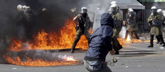 Violenta jornada de protesta en Atenas, Grecia, por medidas de austeridad | Las autoridades usaron gases lacrimógenos para tratar de controlar a la multitud. Foto Reuters.