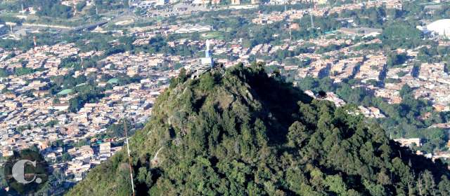 "En Medellín coexisten dos ciudades: la formal y la real" | Uno de los retos de Medellín en el POT es enfrentar pobreza e inequidad y equilibrar desarrollo y ambiente. FOTO DONALDO ZULUAGA