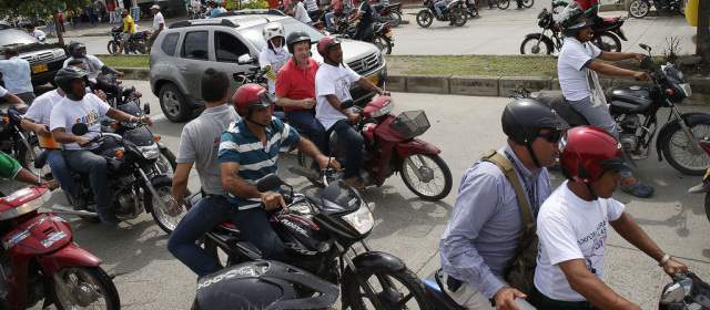 Santos hace campaña en moto en el Atlántico |