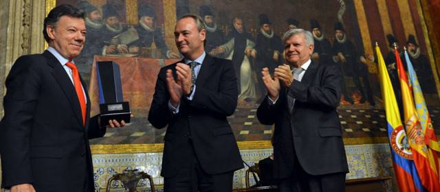 Gobierno descartó tregua navideña con las Farc | El presidente Juan Manuel Santos recibió el premio Manuel Broseta por la lucha contra las Farc, el terrorismo y el reconocimiento de los derechos de las víctimas del conflicto armado. Foto cortesía Presidencia de la República.