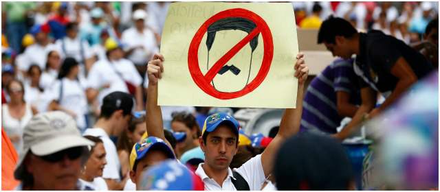 Un manifestante contra el gobierno sostiene un cartel contra el presidente de Venezuela, Nicolás Maduro, durante una marcha de protesta en Caracas en domingo. FOTO REUTERS