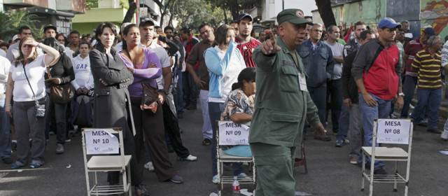 Los puestos habilitados para la votación han estado abarrotados de electores. Foto Reuters