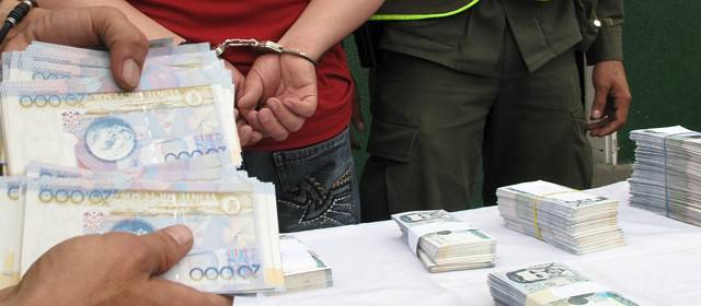 Capturado en Medellín hombre con 90 millones de pesos falsos | El hombre capturado pretendía, según las autoridades, distribuir el dinero en locales comerciales del centro de Medellín. Foto cortesía Policía Metropolitana.