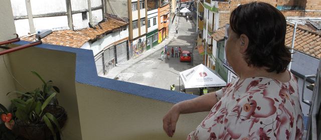 Para Rocío Gutiérrez y sus vecinos, la vida en la calle Barbacoas ha dado un giro total, pues la intervención acabó con la inseguridad y el vicio. FOTO DONALDO ZULUAGA