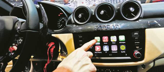 Tecnología, más que una pantalla a bordo | El CarPlay es la aplicación que Apple presentó en el Salón del Automóvil de Ginebra, este año. FOTO: BLOOMBERG