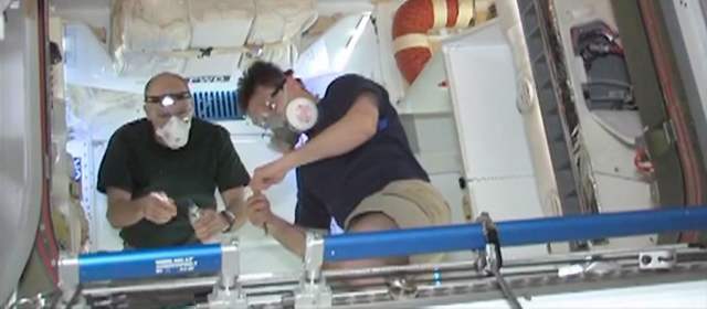 Astronautas abrieron escotilla de cápsula Dragon |