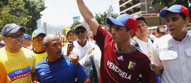 Capriles afirmó que Chávez buscó votantes "puerta por puerta" el día de la elección |