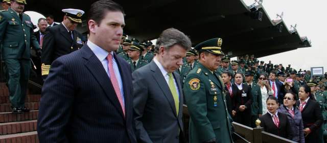 Así comenzaron las "chuzadas" al coronel González del Río | El ministro de Defensa, Juan C. Pinzón; el presidente Juan M. Santos, y el general Juan Pablo Rodríguez, nuevo comandante de las Fuerzas Militares, durante la posesión de la cúpula. FOTO COLPRENSA