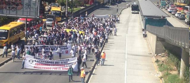 Estudiantes del Sena Medellín marchan para rechazar la reforma tributaria | La movilización en Medellín comenzó pasadas las 8:20 a.m. Foto Esteban Vanegas.