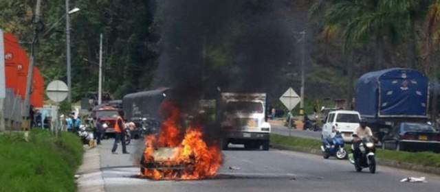 Se incendia vehículo en la variante a Caldas | Foto: Cristina López