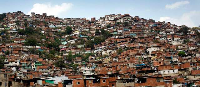 En barrios pobres prefieren trabajo social a protestas | Muchos venezolanos dicen que apoyan las marchas pacíficas pero no salen a las calles. FOTO AP