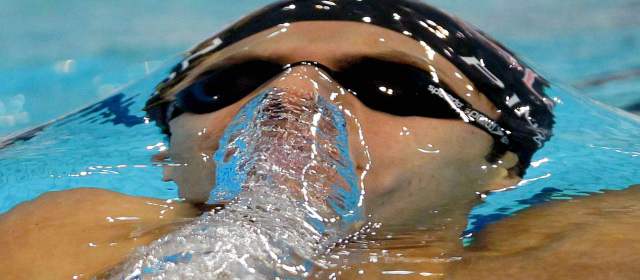 Pinzón le ganó al temporal brasileño | Omar Pinzón García devolvió a Colombia a los más alto del podio de la natación suramericana al ganar anoche medalla de oro en los 200 metros espalda. FOTO ARCHIVO.