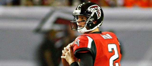 Matt Ryan llegó a los 100 pases de anotación en victoria de los Falcons | FOTO REUTERS