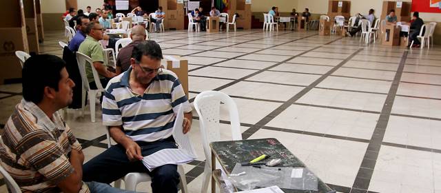 Poca afluencia de votantes en jornada de consultas internas de partidos | Con los brazos cruzados pasaron largo rato los jurados en las mesas de votaciones. Foto Julio César Herrera.