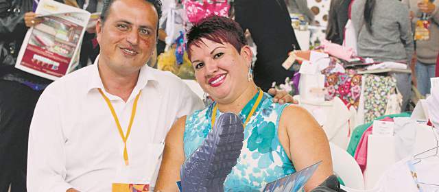 Vitrinazo para pymes del Oriente | Érika Patiño y su esposo ampliaron el mercado nacional en la macrorrueda para su empresa Creaciones Hospitalarias. FOTO DONALDO ZULUAGA