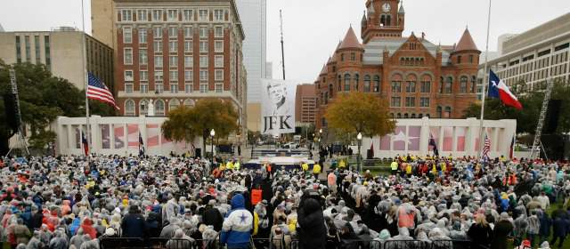 Legado de Kennedy, un tesoro para E.U. | El acto central para honrar la memoria de John F. Kennedy se realizó en el lugar del crimen en Dallas. FOTO AP