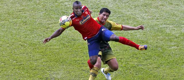 DIM y Águilas Doradas, sin público, pero con goles | El juego entre el Independiente Medellín y el conjunto dorado fue muy disputado ayer en Ditaires. En la imagen Jéfferson Mena y Johan Fano. FOTO JUAN ANTONIO SÁNCHEZ