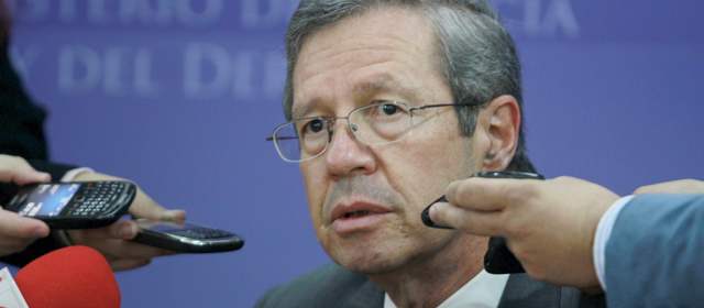Reforma a la Justicia: El dilema del presidente Santos | La Reforma a la Justicia tumbó en la noche del viernes al ministro de Justicia, Juan Carlos Esguerra, quien presentó al presidente Santos su renuncia.