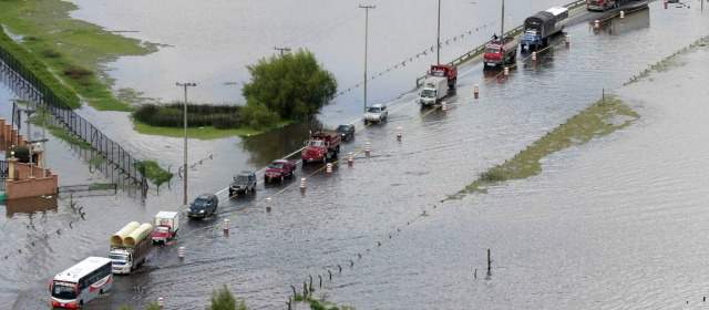Las lluvias que empiezan aún no son la temporada de invierno | Las fuertes lluvias de 2011 hicieron colapsar la capital. La foto muestra cómo el río Bogotá se desbordó. FOTO COLPRENSA