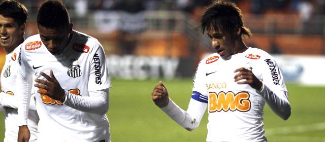 Santos de Neymar es el campeón la Recopa Suramericana | Neymar anotó a los 27 minutos el primer tanto del partido. FOTO REUTERS