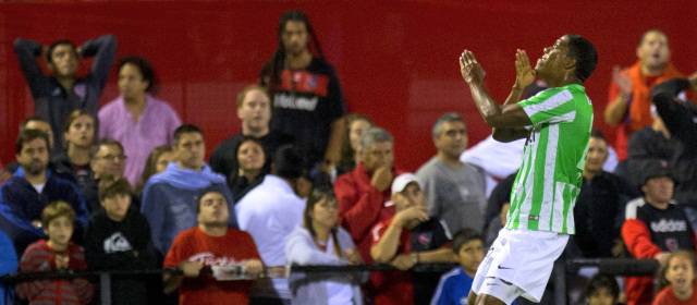 Orlando Berrío marcó el tercer gol de Nacional y lo celebró bailando la popular canción El Serrucho. Foto AP
