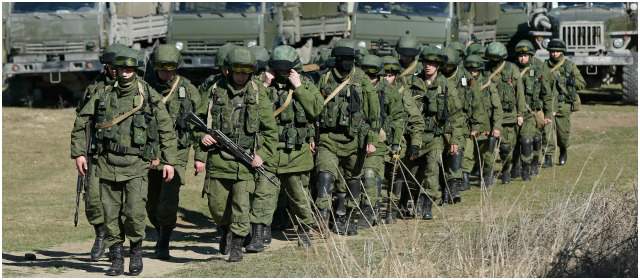 Personal militar, que se cree son miembros del Ejército ruso, se movilizan cerca de una unidad militar de Ucrania en la aldea de Perevalnoye, en las afueras de Simferopol, en Crimea. FOTO REUTERS
