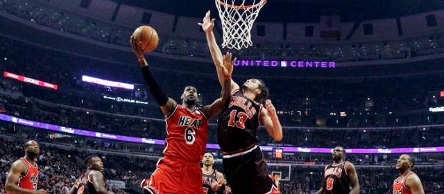 James brilló en el santuario de Jordan y los Lakers despidieron al Doctor Buss |