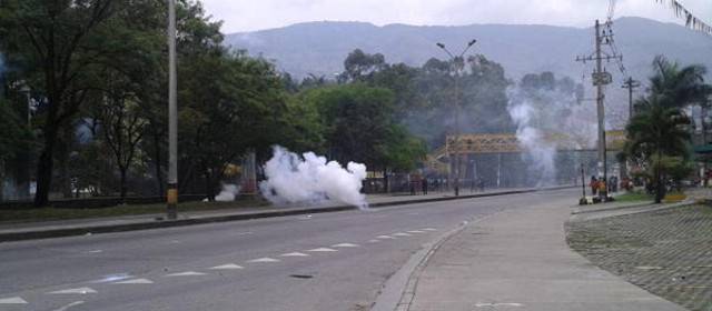 Encapuchados protagonizan disturbios en la U. de A. | Los encapuchados y el Esmad se enfrentan en la calle Barranquilla. Foto Cortesía Daniela Galvis.
