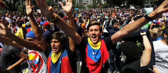 El mundo pide diálogo; chavistas rodean a Maduro | Grupos de estudiantes se concentraron ayer en avenidas y plazas de Caracas y de las principales ciudades del país. FOTO AP