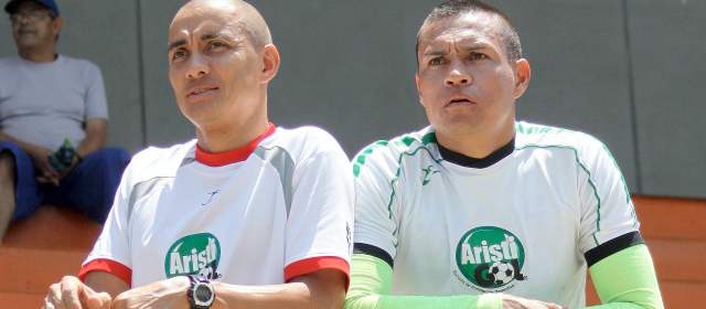 "Queremos al DIM en la A y arriba": los Pelusas | John Wílmar y Alexánder observan un entrenamiento del DIM en Sabaneta. FOTO DONALDO ZULUAGA