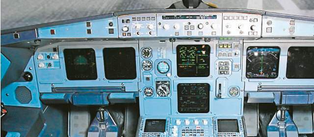 La empresa Nediar está en capacidad de hacer el montaje de simuladores de vuelo como el que se observa en esta imagen. FOTO CORTESÍA Y JULIO CESAR HERRERA