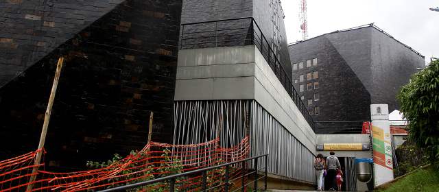 Fachada del Parque Biblioteca España no corresponde a los diseños estructurales |