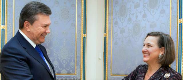 Viktor Yanukovich, presidente de Ucrania y la diplomática estadounidense Victoria Nuland. FOTO AP