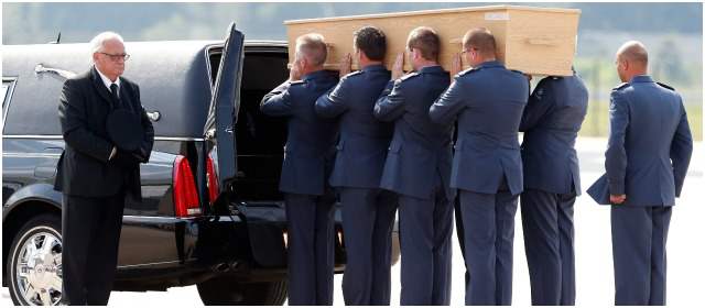 Los restos fueron recibidos en Eindhoven por familiares de las víctimas y en representación del Gobierno estaban el viceprimer ministro holandés, Lodewijk Frans Asscher, y la titular de Sanidad, Edith Schippers. FOTO AFP
