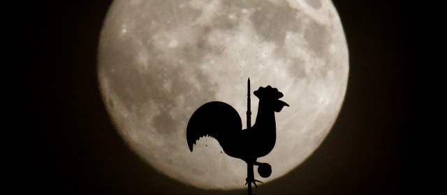 La Luna vista ayer en Hanau, Alemania. Casi una superluna. Reuters/Kai Pfaffenbach