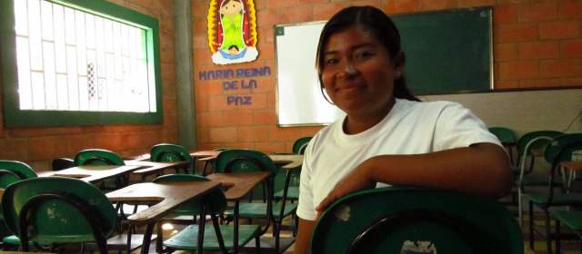 Yenny es el ejemplo del colegio rural de Membrillal | Yenny es la única bachiller de su familia. Como ella, 108 niños se beneficiarán con esta planta física. FOTO Fernanda Cañas