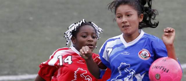 Ni los ocho aburrieron a Guaviare | Dina Elizabeth Giraldo, de azul, es la capitana de Guaviare, que perdió frente al DIM femenino por 8-0. FOTO JAIME PÉREZ