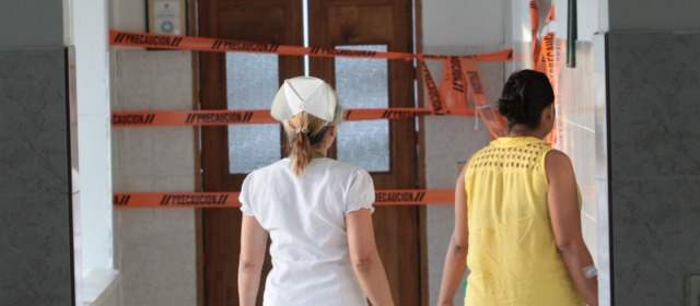 Inician obras para traslado de hospital de Segovia | En visita de El Colombiano el 6 de marzo ya se habían cerrado varias unidades como maternidad por grietas. FOTO archivo