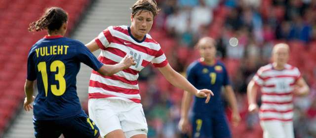 Selección femenina cayó ante Estados Unidos y se despidió de Londres | La colombiana Yulieth Dominguez intenta bloquear a la estrella del equipo norteamericano Abby Wambach. Foto: AP