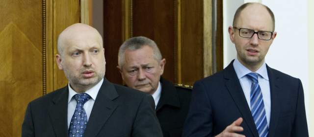 La declaración, propuesta por el presidente interino de Ucrania, Alexandr Turchínov (derecha), fue aprobada con 274 votos de los 303 diputados asistentes a la plenaria de la Rada. FOTO REUTERS