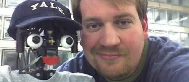 Nico, el coqueto robot, que se mira en el espejo | Foto Cortesía | Justin Hart es el creador del robot Nico.