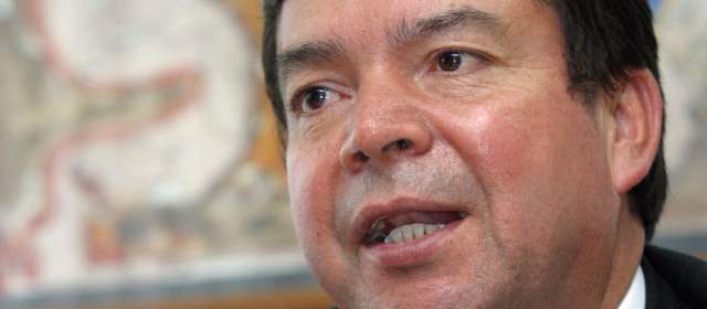 Centrales obreras pidien al Gobierno "generosidad" en aumento del salario de 2014 |