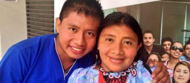 40 jóvenes indígenas se hicieron técnicos en salud | Yerson Melendres Cuéllar fue uno de los graduados. Aquí junto a su madre Luz Yamile. FOTO CORTESÍA