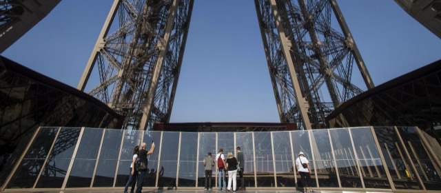 La Eiffel, en su segunda juventud | Este cristal es una de las novedades que se encontrarán los visitantes que arriben a la Torre Eiffel. FOTO AFP