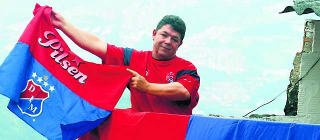 Barrios de la ciudad se tiñen de azul y rojo | En Enciso lo que flamea en el día es la bandera del DIM. Por la noche, los alumbrados refuerzan en igual tono. FOTO julio c. herrera