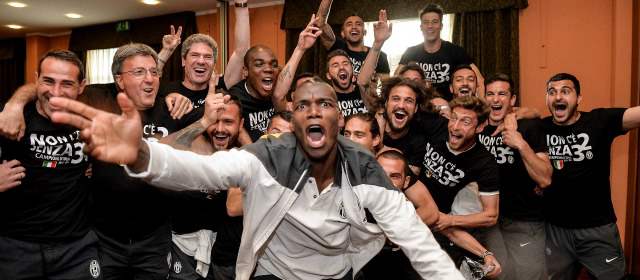 Sin jugar, Juventus logró el tercer scudetto en línea | La celebración de los jugadores del Juventus fue en el lobby del hotel de concentración. Hoy juegan ante la Roma. FOTO AFP